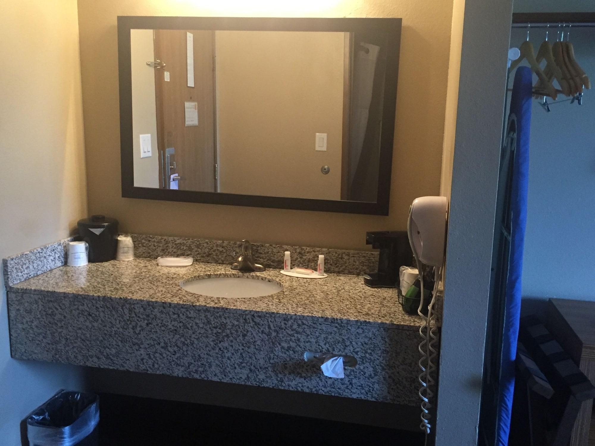 Hotel Super 8 By Wyndham Airport