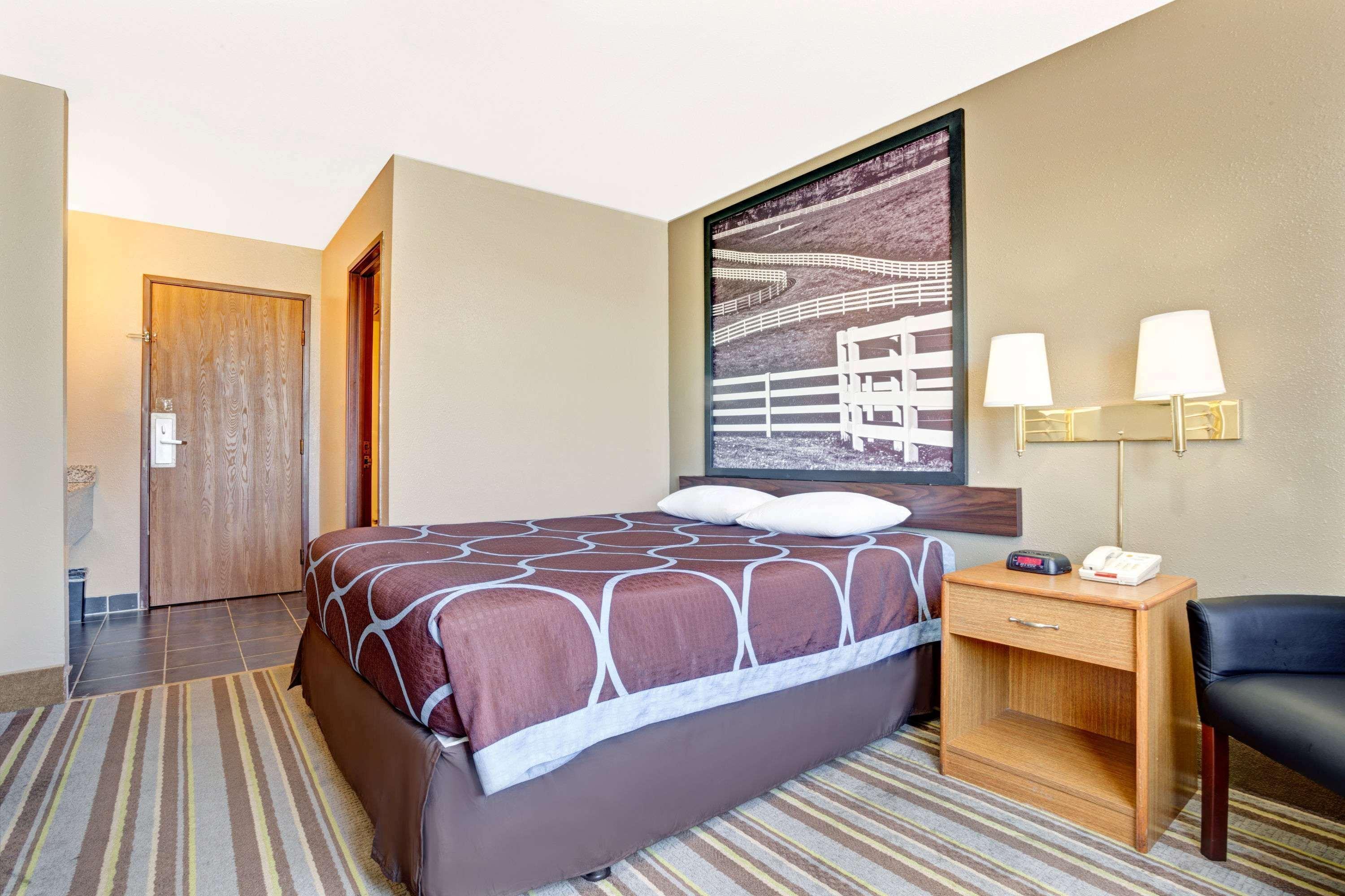 Hotel Super 8 By Wyndham Airport