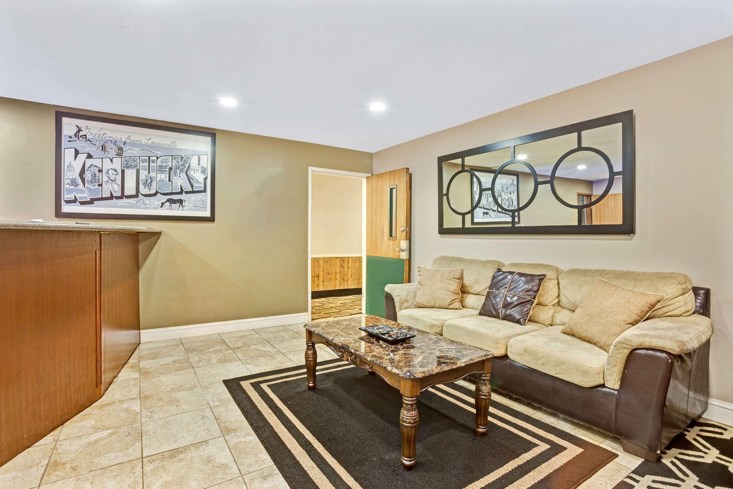 Super 8 By Wyndham Airport Hotel Louisville