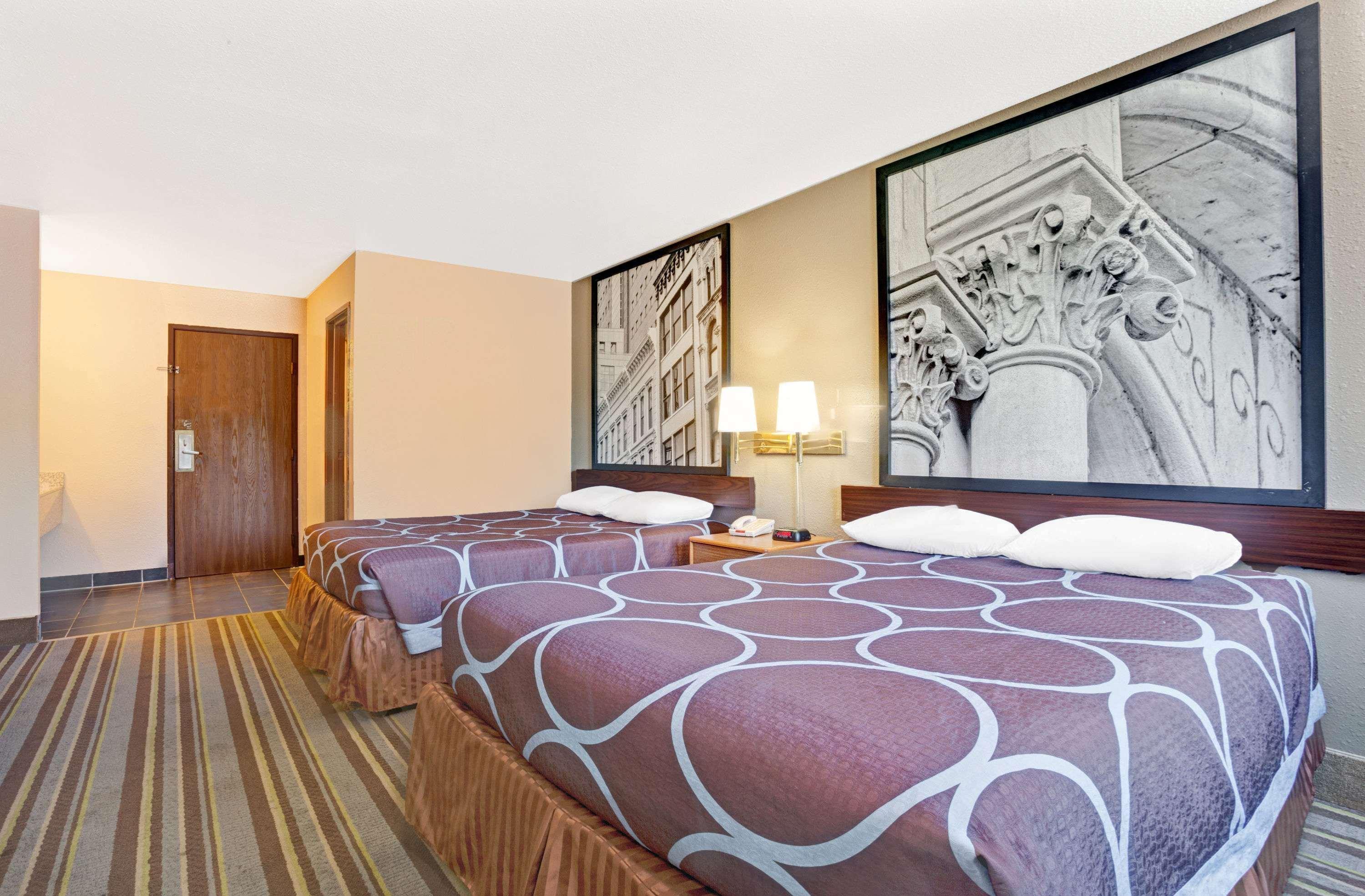 Hotel Super 8 By Wyndham Airport