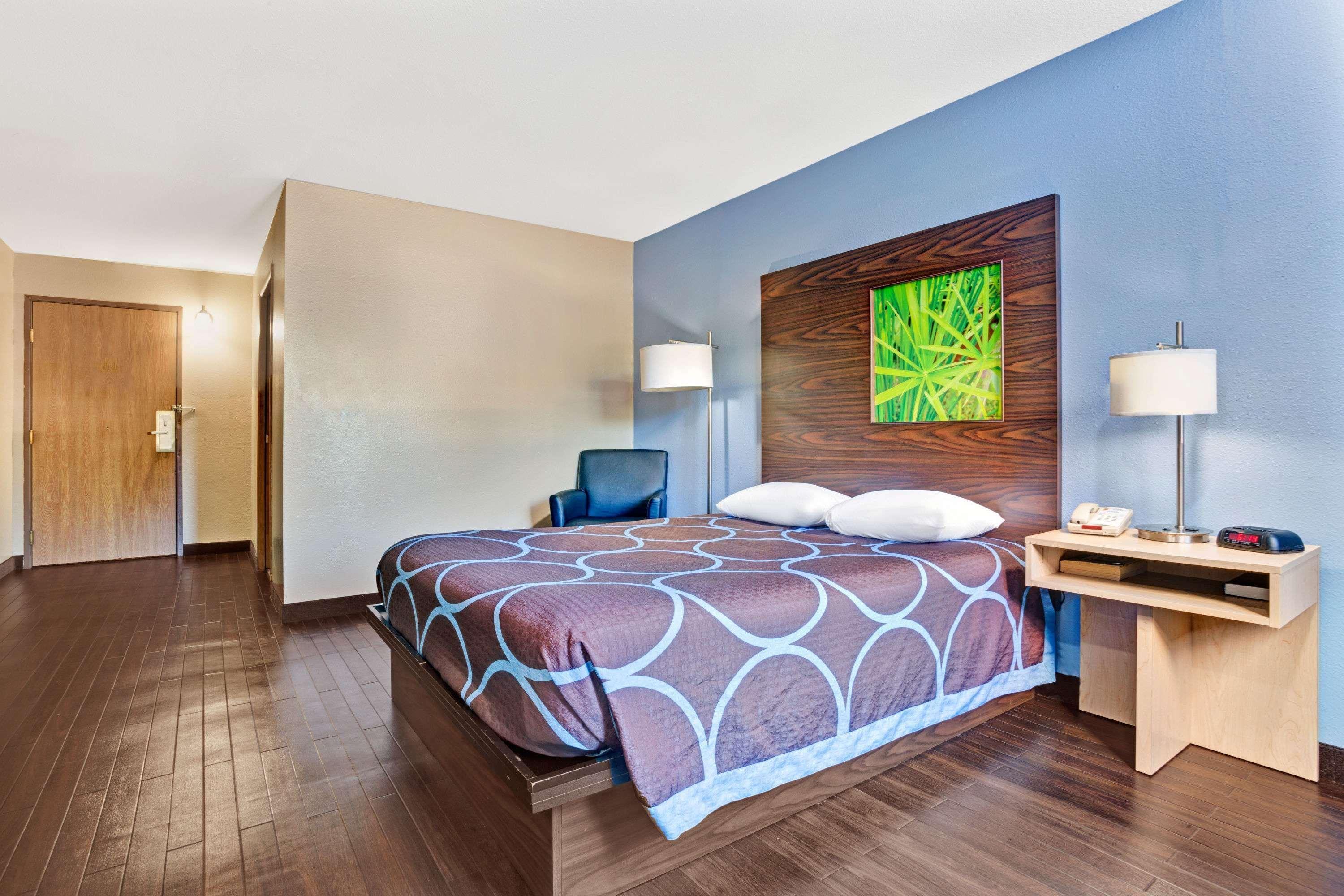 Super 8 By Wyndham Airport Hotel 2*
