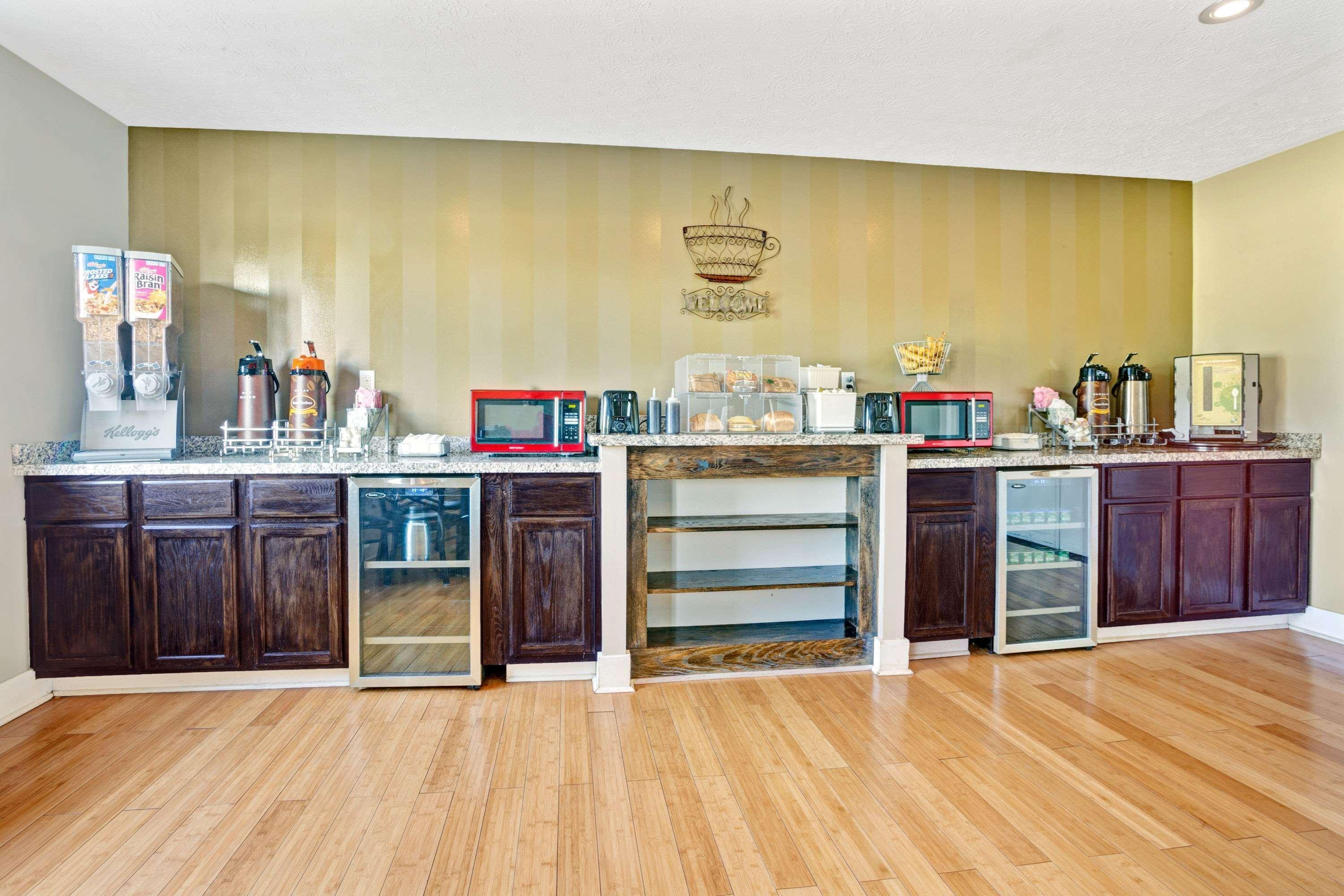 Super 8 By Wyndham Airport Hotel Louisville