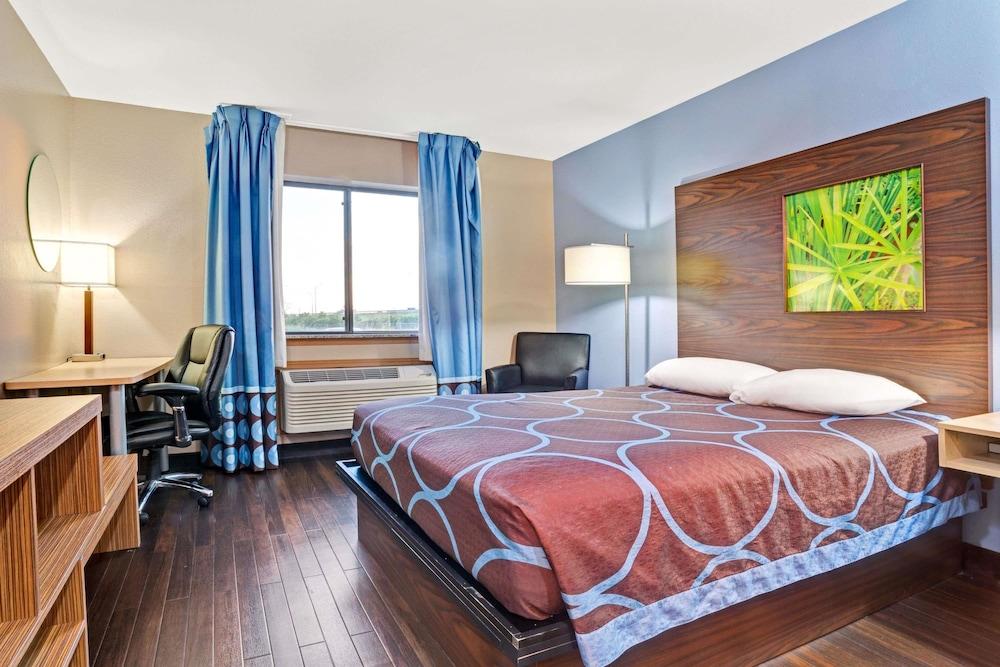 Super 8 By Wyndham Airport