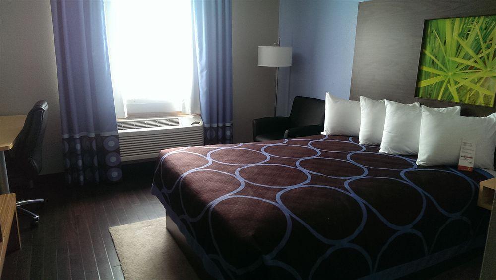 Super 8 By Wyndham Airport