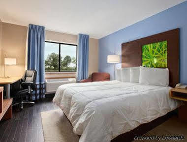 Hotel Super 8 By Wyndham Airport