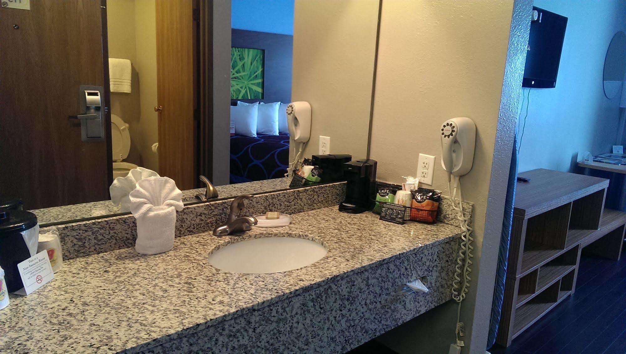 Super 8 By Wyndham Airport Hotel 2*