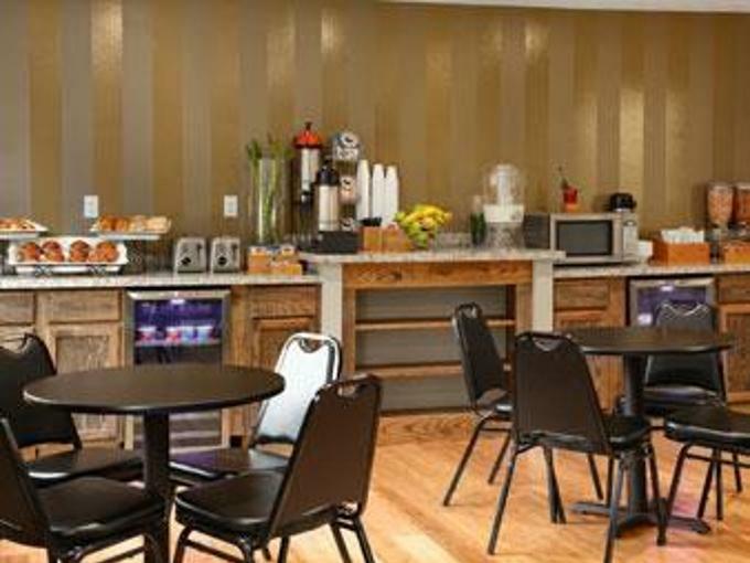 Super 8 By Wyndham Airport Hotel